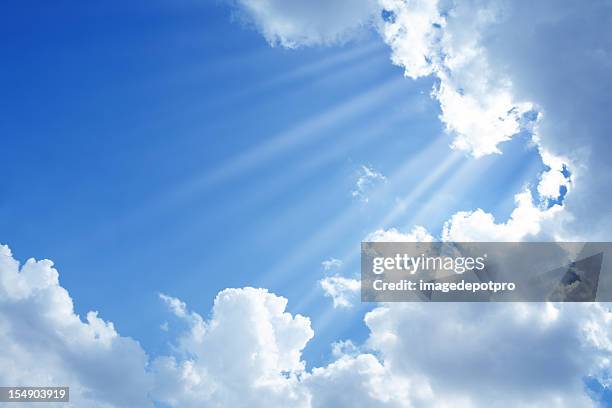 puro cielo y la luz solar - cielo con nubes fotografías e imágenes de stock