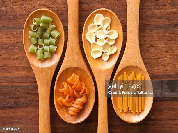 dried pasta and spoons - träsked bildbanksfoton och bilder