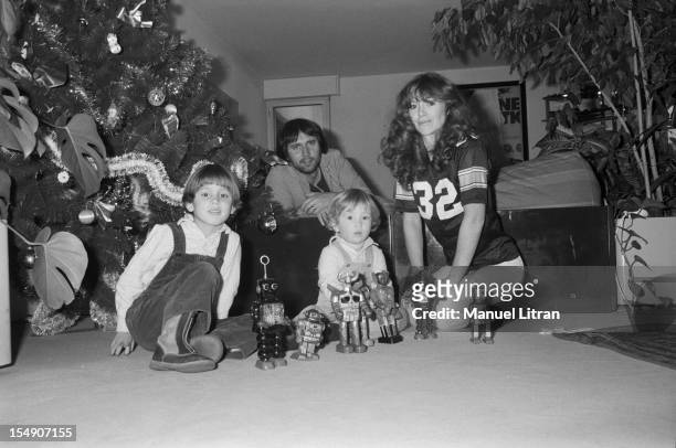 December 29 in the living room of their apartment, singer Eric CHARDEN family, with his wife Pascale Rivault and their children, Baptiste and Maxime,...