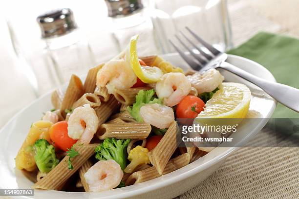 whole wheat pasta - prawn stockfoto's en -beelden