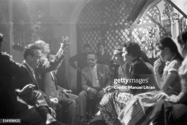 May 1956, at a club, a group of Spanish singers and singers, seated in a circle, sing a flamenco air, Among them, the singer Amalia Rodrigues .