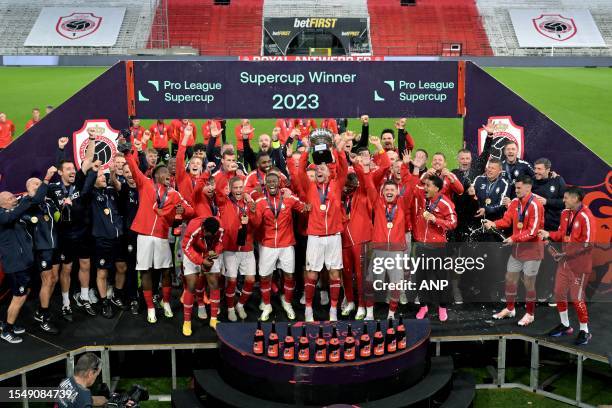 Players and trainer coach with the championship scale of Belgium Faris Haroun, Jean Butez, Ritchie de Laet, Bjorn Engels, Birger Verstraete, Gyrano...