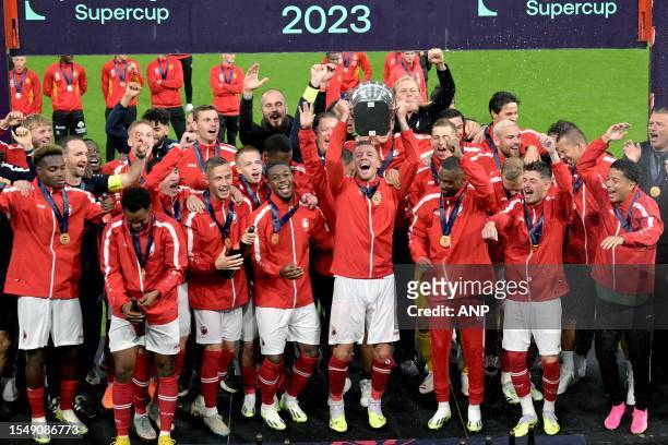 Players and trainer coach with the championship scale of Belgium Faris Haroun, Jean Butez, Ritchie de Laet, Bjorn Engels, Birger Verstraete, Gyrano...
