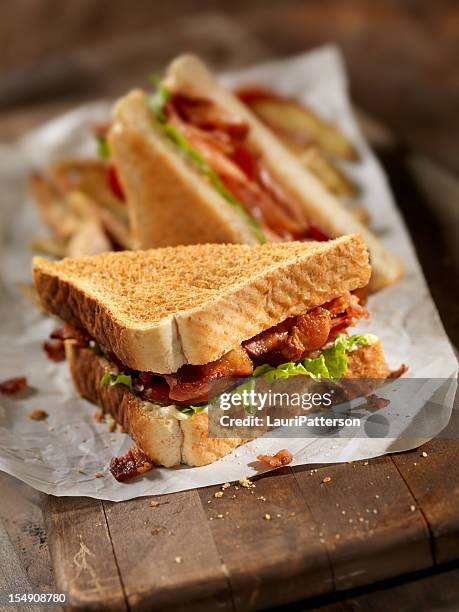 sándwiches sándwich con papas fritas - bocadillo de beicon lechuga y tomate fotografías e imágenes de stock