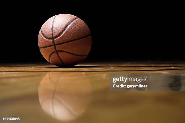 reflecting basketball - basketball floor stockfoto's en -beelden