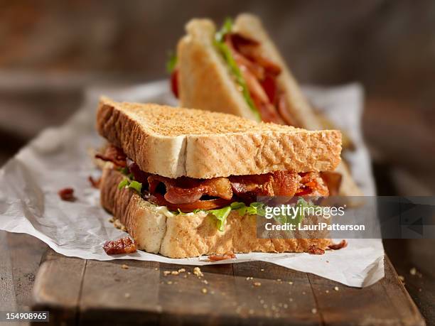 blt sandwich mit pommes frites - blt sandwich stock-fotos und bilder