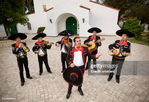 mariachi band - cantare una serenata foto e immagini stock