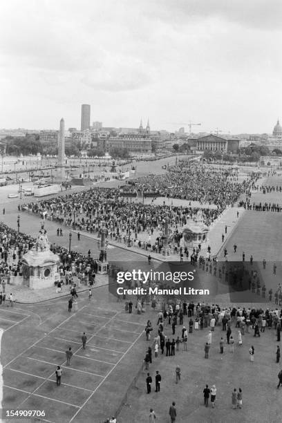 Paris, May 30 during the official visit of Pope John Paul II in France , General view of the faithful gathered Place de la Concorde.