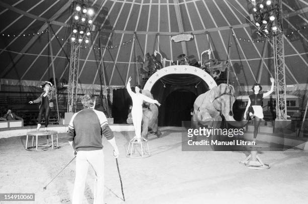 Paris, April 14 under the big top of Cirque Gruss, the actress Bernadette Lafont repeated a number with the elephants for the Gala of the Union of...