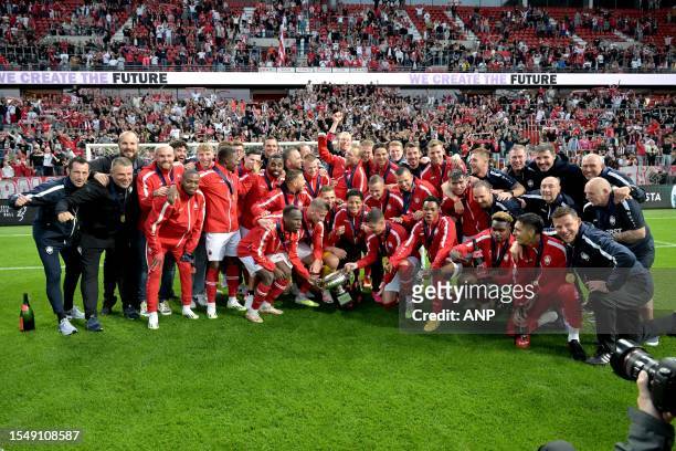 Players and trainer coach with the championship scale of Belgium Faris Haroun, Jean Butez, Ritchie de Laet, Bjorn Engels, Birger Verstraete, Gyrano...