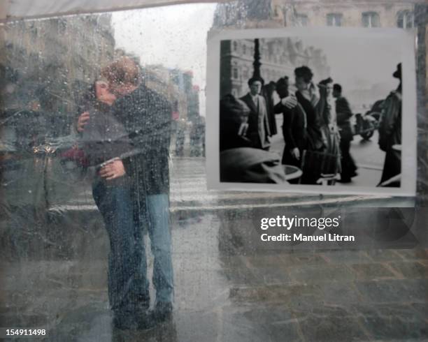 Paris, November 12 Anonymous passers pay homage to 'Kiss of the city hall', the famous photo of Robert DOISNEAU by replaying the scene of the kiss...