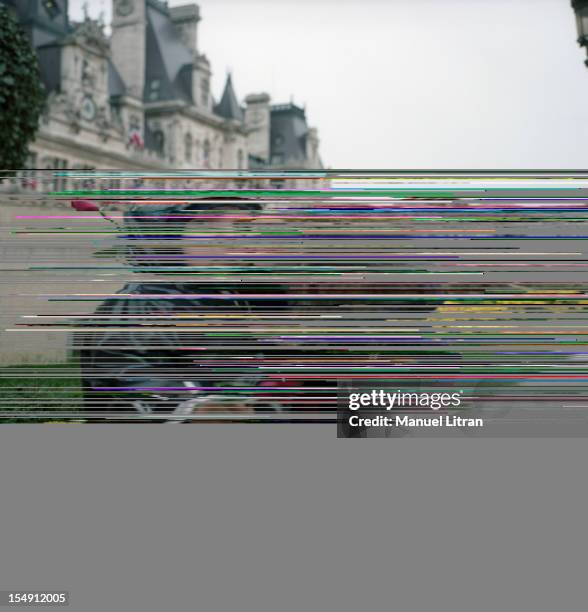 Paris, November 12 Anonymous passers pay homage to 'Kiss of the city hall', the famous photo of Robert DOISNEAU by replaying the scene of the kiss...