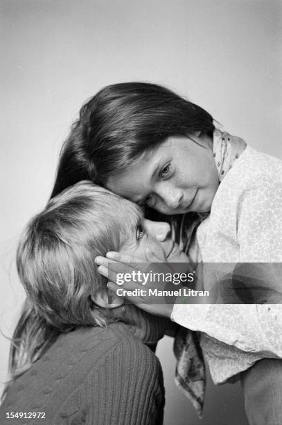 August 1969, Annie FARGUE, producer of the musical 'Hair' at home, Rue Washington in Paris, She poses lovingly with her daughter, Leslie.