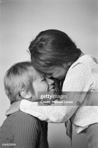 August 1969, Annie FARGUE, producer of the musical 'Hair' at home, Rue Washington in Paris, She poses lovingly with her daughter, Leslie.