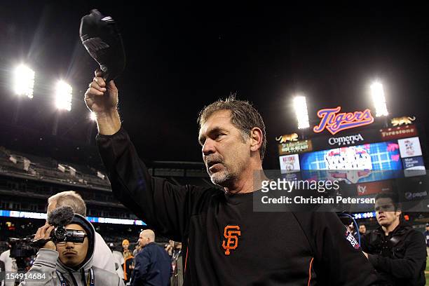 Manager Bruce Bochy of the San Francisco Giants tips his hat to the crowd after defeating the Detroit Tigers to win Game Four of the Major League...