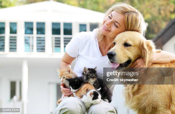 belle fille en plein air avec les animaux de compagnie. - feline photos et images de collection