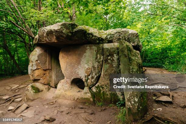 ancient structures made of stone dolmen - stone age stockfoto's en -beelden