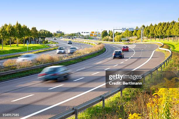 mehrspurige verkehr auf autobahn in sonnenuntergang mit motion blur - car speeding stock-fotos und bilder