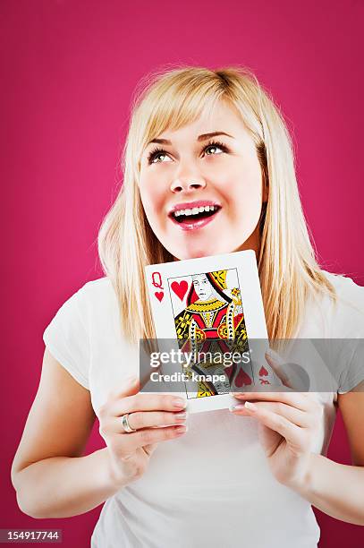 donna con regina di cuori - portrait holding card foto e immagini stock