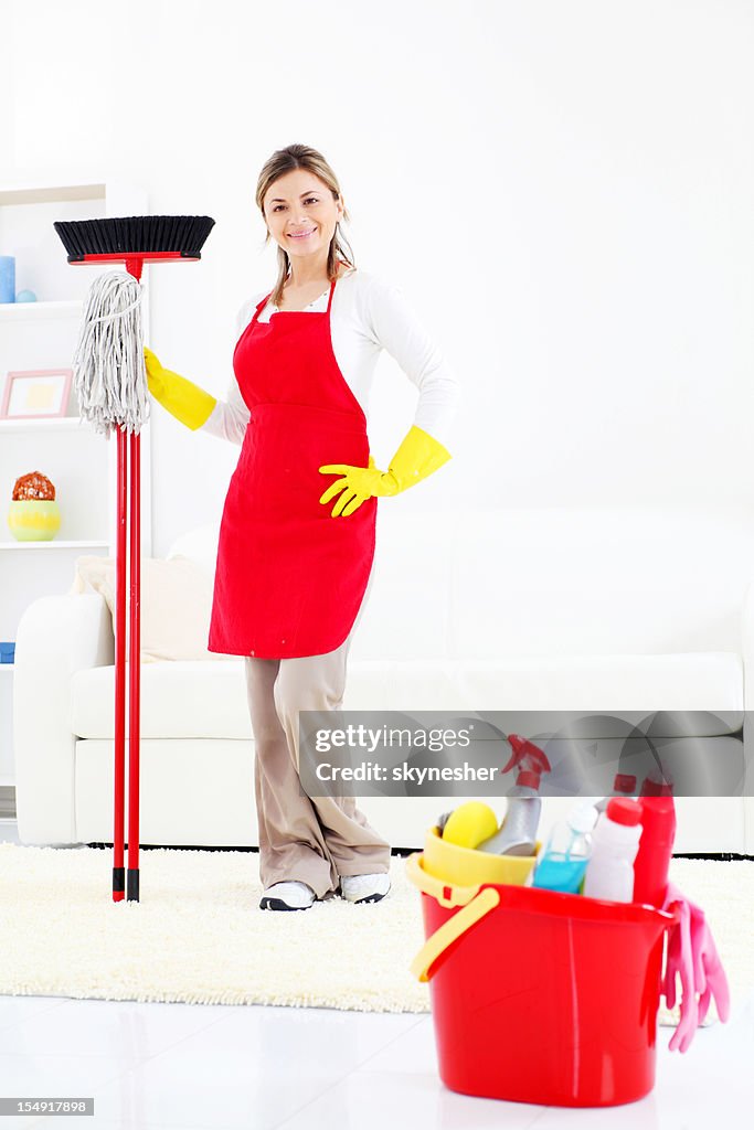 Reinigung lady stehen nach Abschluss der Hausarbeit.