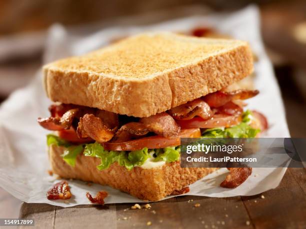 blt-sandwich - speck salat tomaten sandwich stock-fotos und bilder