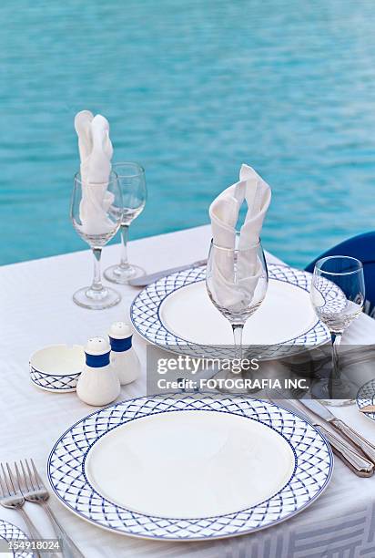 diner by the pool - blue tablecloth stockfoto's en -beelden