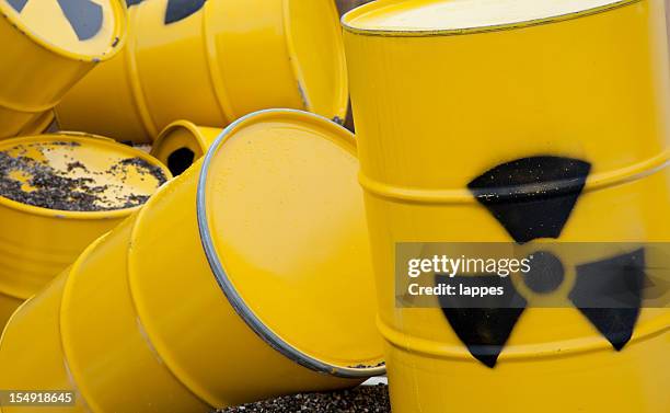 nuclear waste barrel - kerncentrale stockfoto's en -beelden