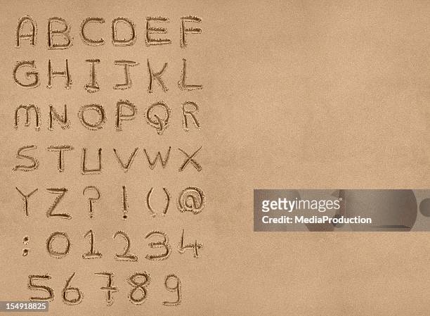 sabbia alfabeto con clipping path - testo foto e immagini stock