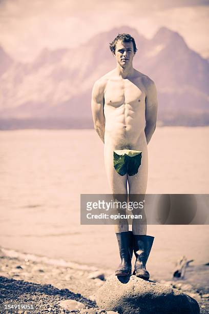 nackt mann, die sich selbst mit einem blatt - skinny dipping stock-fotos und bilder
