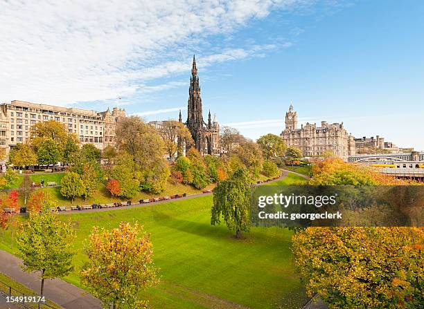 princes street gardens edinburgh - edinburgh stock-fotos und bilder