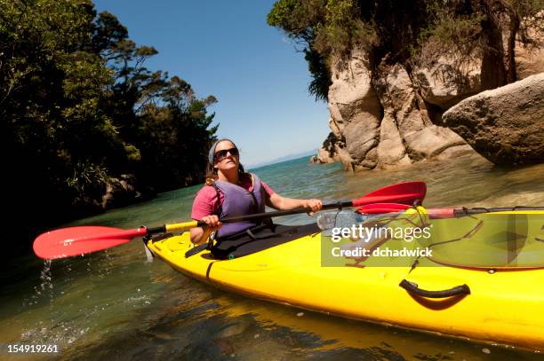 kayaking in abel tasman - kayaking sul mare foto e immagini stock