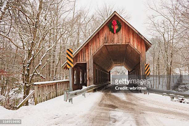 ponte coberta no inverno - ponte coberta ponte - fotografias e filmes do acervo
