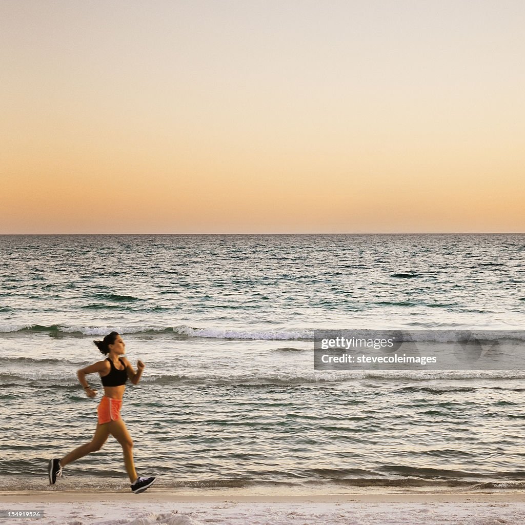 Mulher correr na praia