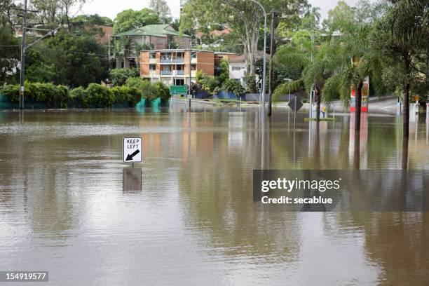 straße von durch - queensland flood stock-fotos und bilder