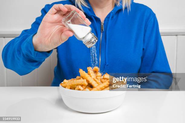 salz auf pommes frites - sodium stock-fotos und bilder