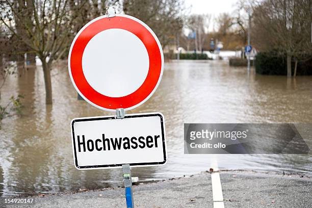 deutsche ampel, hohe wasser road closed, hochwasser - deutschland stock-fotos und bilder