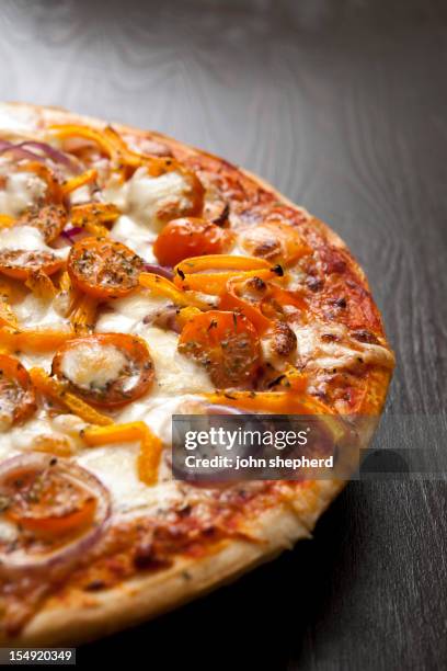 vegetable pizza - vegetarian pizza stock pictures, royalty-free photos & images