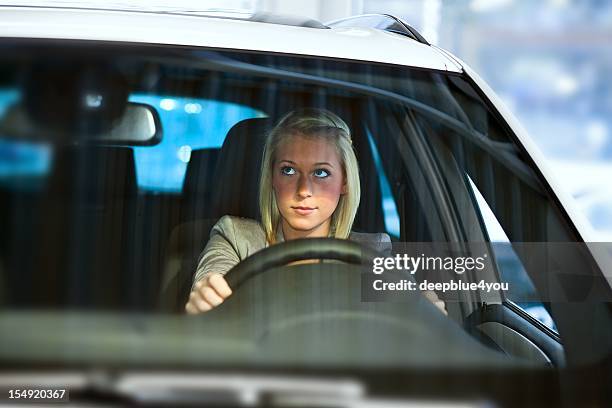 femme blonde conduire une voiture (regardant dans le miroir - fahrschule photos et images de collection