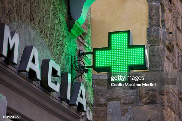 señal de farmacia - cross shape fotografías e imágenes de stock