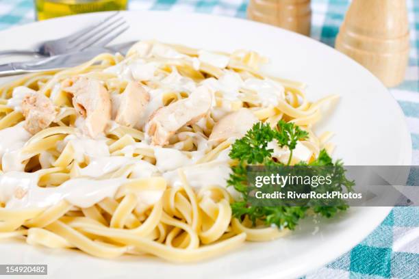 chicken fettuccine alfredo - fettuccine stockfoto's en -beelden