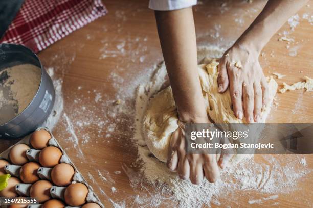 女性準備生地 - dough ストックフォトと画像