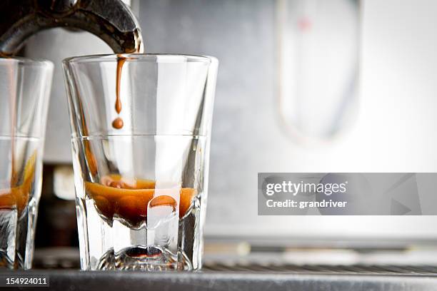 die espresso in einem coffee shop - shot glass stock-fotos und bilder