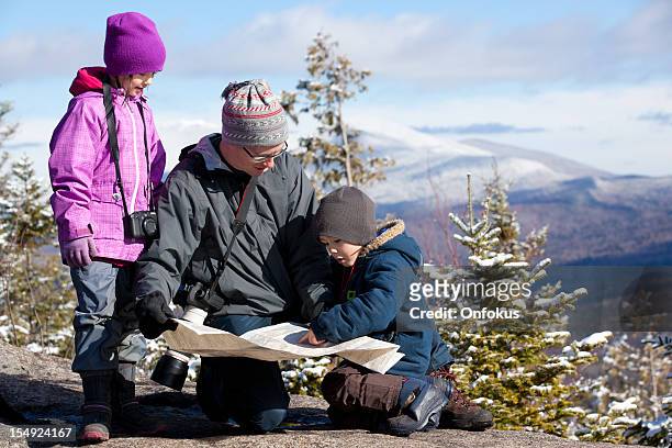 father and kids looking at map on mountain summit - 阿迪朗達克州立公園 個照片及圖片檔