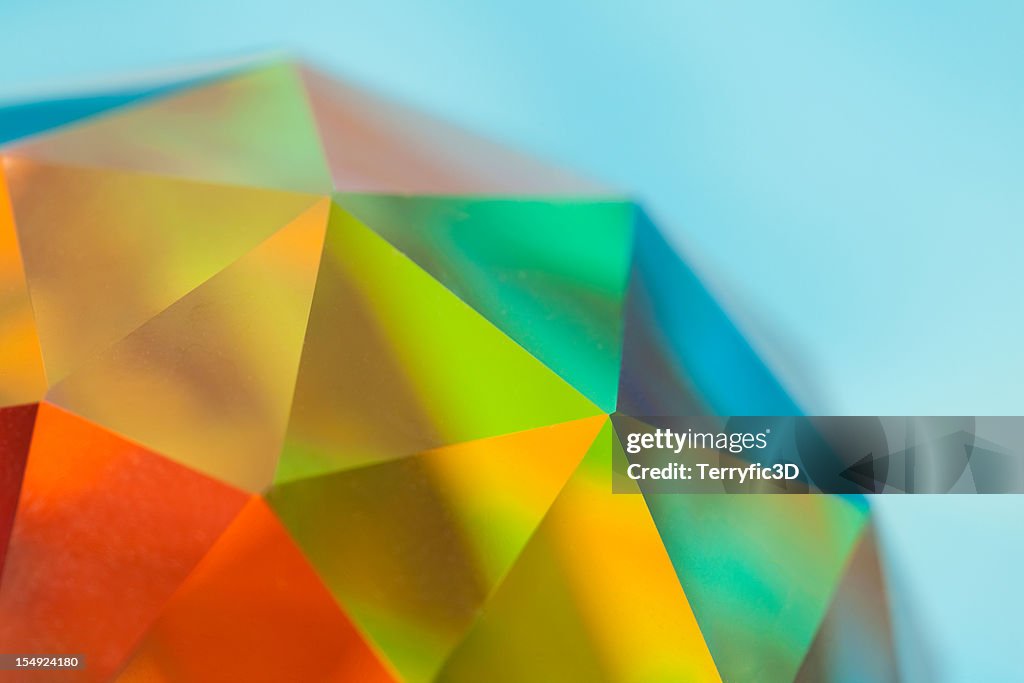 プリズムファセット加工クリスタルの球体、色のスペクトル