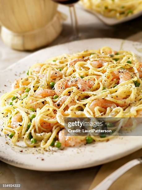 linguine con camarones y guisantes - linguini fotografías e imágenes de stock