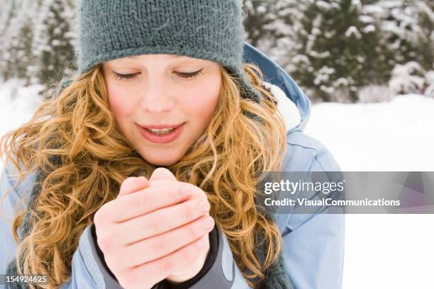 junge frau beim aufwärmen ihrer hände. - freezing hands stock-fotos und bilder