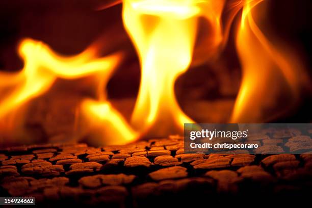 burning de incendios - fireplace fotografías e imágenes de stock