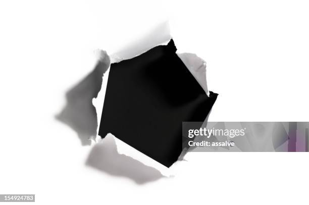 déchiré le papier avec le trou - trou photos et images de collection