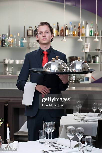 kellner trägt tablett im restaurant xxxl bild - servierglocke stock-fotos und bilder