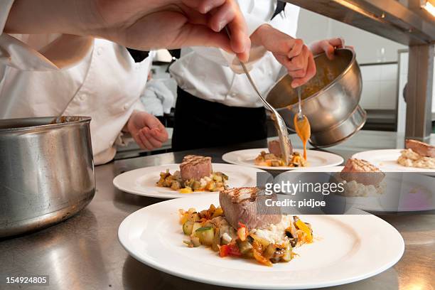 küchenchefs bereiten die gerichte mit gegrilltem thunfisch-steak - französische küche stock-fotos und bilder